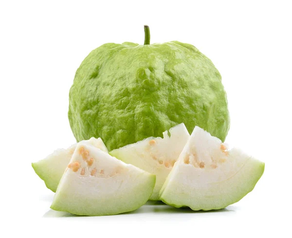Fruta de goiaba fresca sobre um fundo branco — Fotografia de Stock
