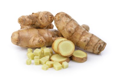 Beyaz arkaplanda taze zerdeçal