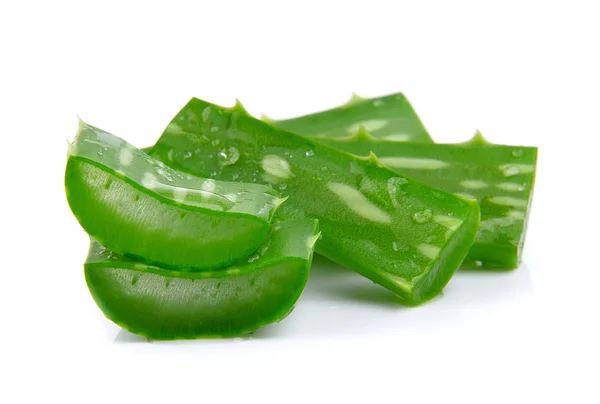 Hoja fresca de aloe vera aislada sobre fondo blanco — Foto de Stock