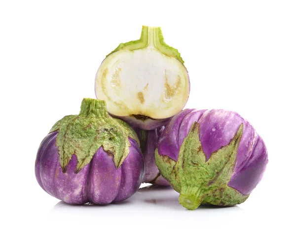 Aubergine op witte achtergrond — Stockfoto