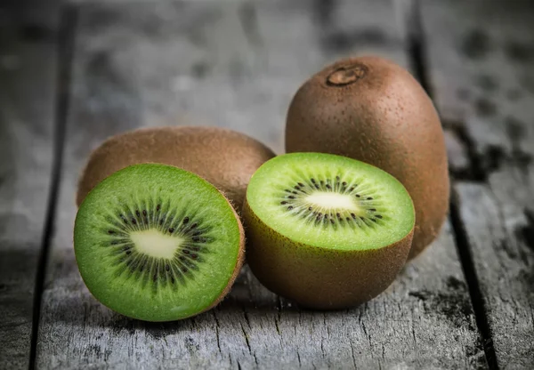 Plody kiwi na staré dřevěné — Stock fotografie