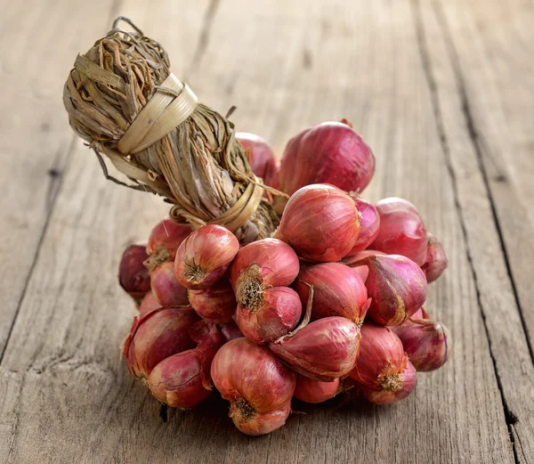 Shallot onions in a group on wood — Stock Photo, Image