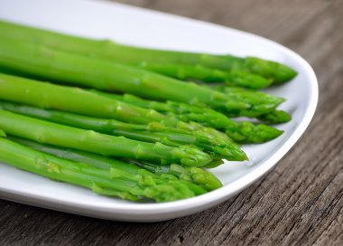 Beyaz tabakta haşlanmış kuşkonmaz