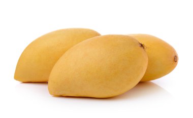 Olgun mango beyaz arkaplanda izole