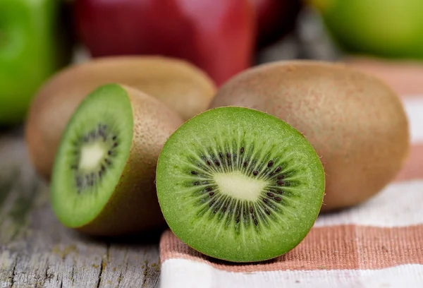 Plody kiwi na staré dřevěné — Stock fotografie