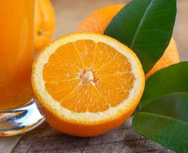 Kahverengi ahşap zemin üzerinde turuncu meyve