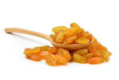 Beyaz bir arka plan ağaç kaşık kuru üzüm