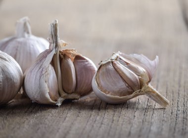 ahşap üzerine sarımsak