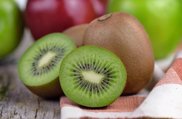 Plody kiwi na staré dřevěné — Stock fotografie