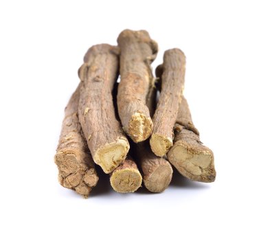 Beyaz arka plan üzerinde izole meyan kökü kökleri