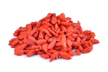 Beyaz arka plan üzerinde kuru kırmızı goji meyveleri