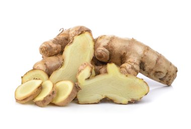 Beyaz arkaplanda taze zerdeçal