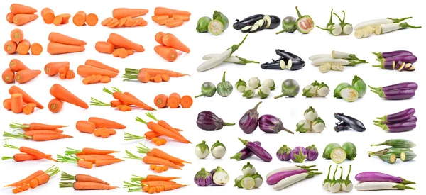 Свежая морковь и баклажаны изолированы на белом фоне — стоковое фото