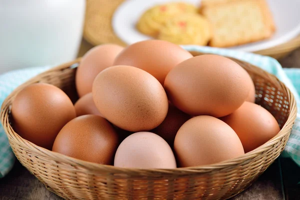 Uovo di Pasqua in un cesto sul tavolo di wodden — Foto Stock