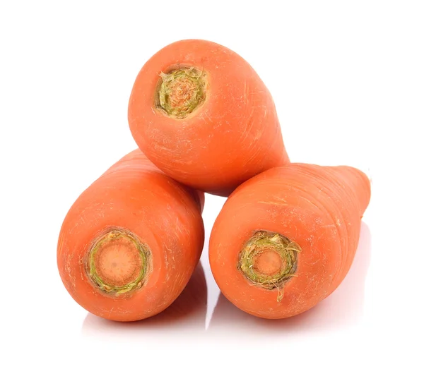 Zanahorias frescas aisladas sobre un fondo blanco — Foto de Stock