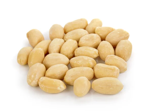 Amendoim sobre fundo branco — Fotografia de Stock
