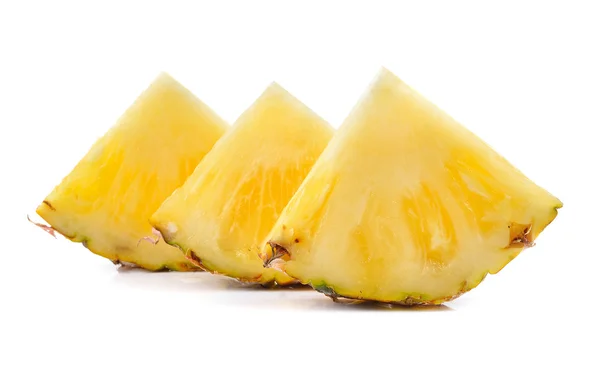 Rijpe ananas op een witte achtergrond — Stockfoto