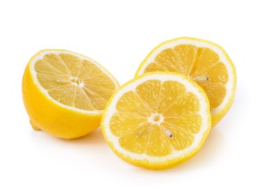 Beyaz arka planda taze limon dilimi