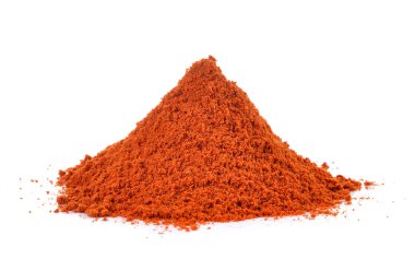 Beyaz arkaplanda kurutulmuş kırmızı biber.