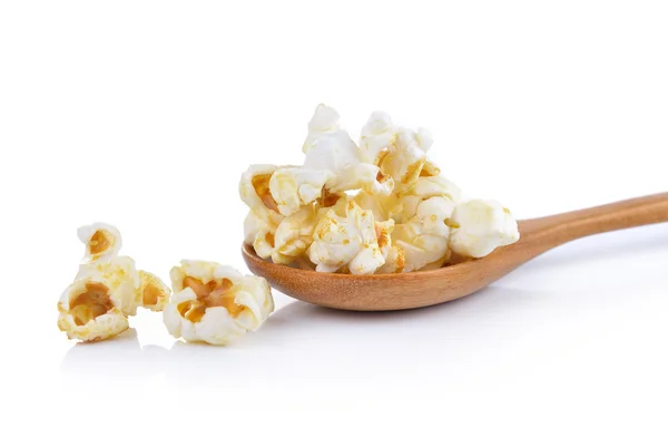 Palomitas de maíz en la cuchara de madera aisladas sobre un fondo blanco — Foto de Stock