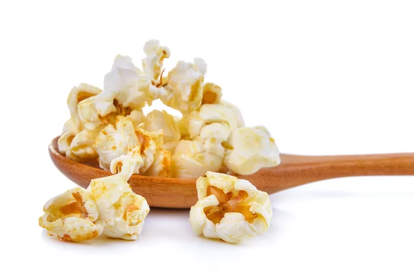 Palomitas de maíz en la cuchara de madera aisladas sobre un fondo blanco — Foto de Stock