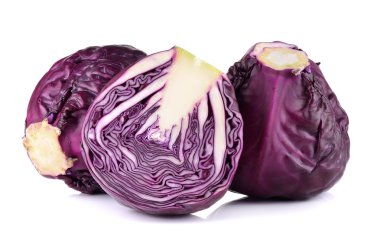 Beyaz arkaplanda kırmızı lahana izole edilmiş