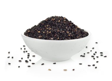 Susam beyaz arka plan üzerinde kase