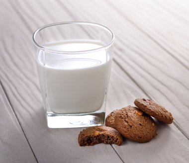 kurabiye ve süt beyaz ahşap zemin üzerinde