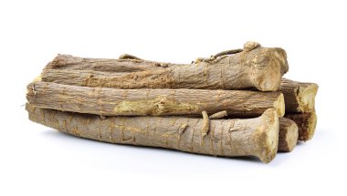 Beyaz arka plan üzerinde izole meyan kökü kökleri