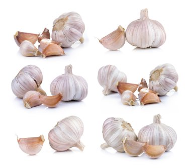 Beyaz arkaplanda sarımsak izole edilmiş.