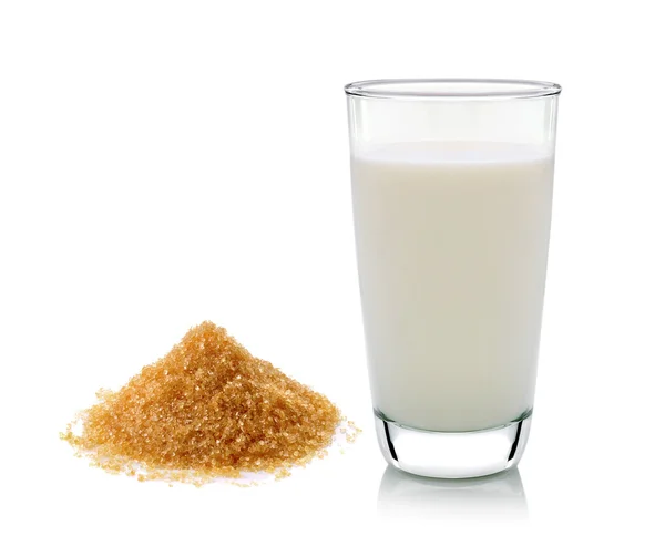 Glas Milch und Zucker isoliert auf weißem Hintergrund — Stockfoto