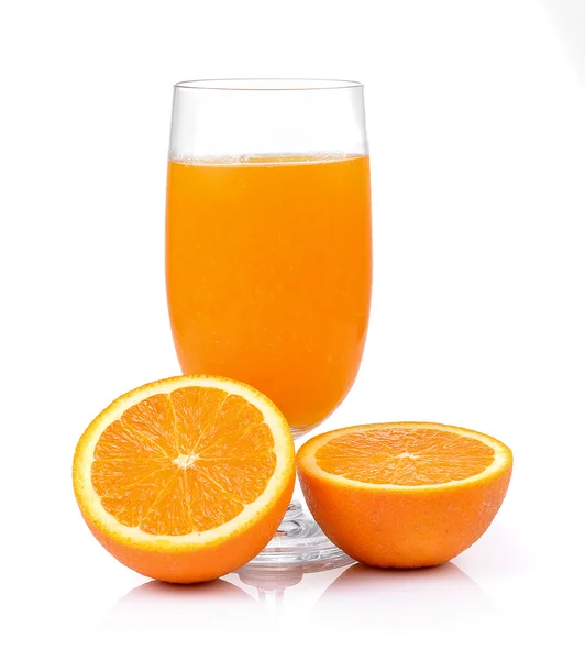 Orangensaft und Orange isoliert auf weißem Hintergrund — Stockfoto