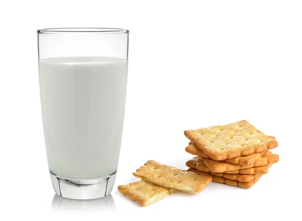 Latte e cracker isolati su fondo bianco — Foto Stock