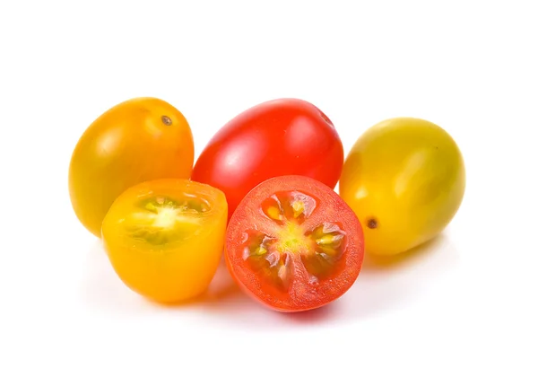 Tomates cereja isolados sobre fundo branco. — Fotografia de Stock