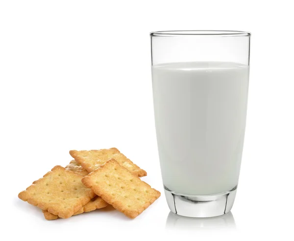 Latte e cracker isolati su fondo bianco — Foto Stock