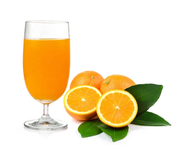 Jus d'orange en oranje geïsoleerd op witte achtergrond — Stockfoto