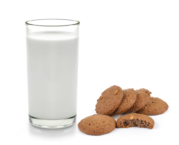 Kekse und Milch auf weißem Holzgrund — Stockfoto