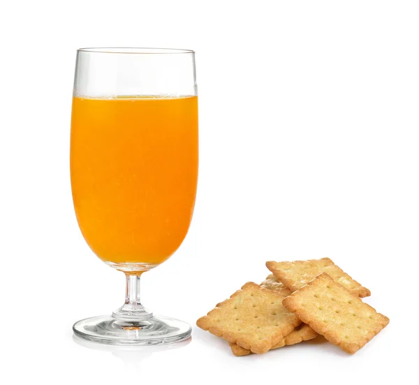 Kracker och orange juice på den vita bakgrunden — Stockfoto