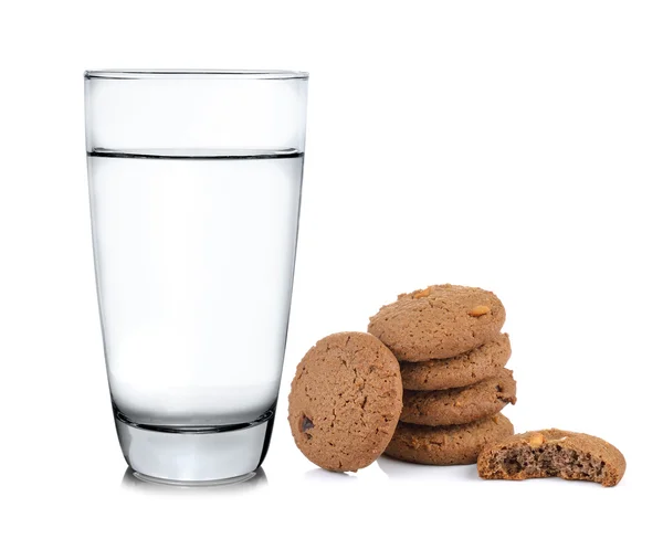 Glas vatten och cookie på vit bakgrund — Stockfoto