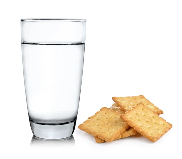 Bicchiere di acqua e Cracker su sfondo bianco — Foto Stock