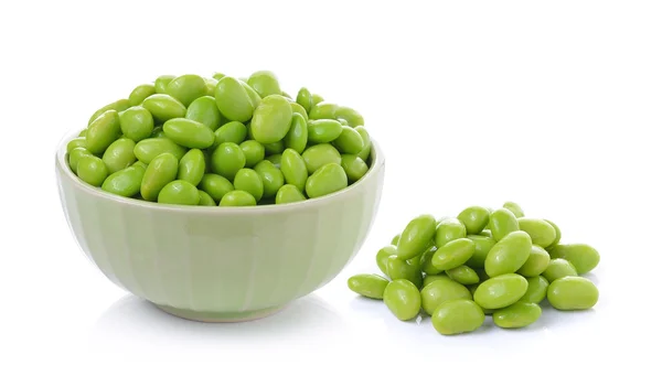 Frijoles de soya Edamame en cuencos sobre fondo blanco — Foto de Stock