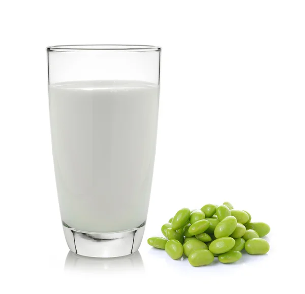 Milch mit Sojabohnen auf weißem Hintergrund — Stockfoto