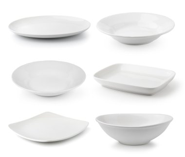 Beyaz seramik tabak ve beyaz arka plan üzerinde izole kase