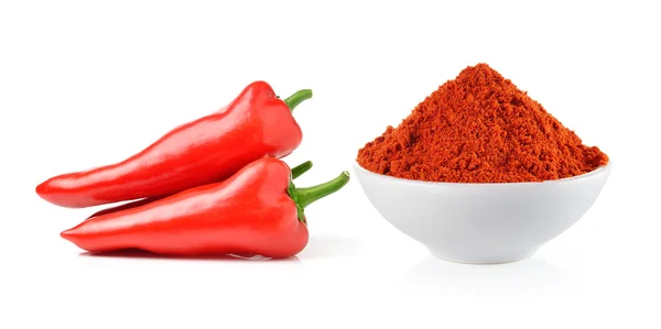 Por a szárított pirospaprika és egy fehér tálban piros chili paprika — Stock Fotó