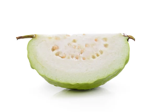 Guava szelet (trópusi gyümölcs) fehér alapon — Stock Fotó