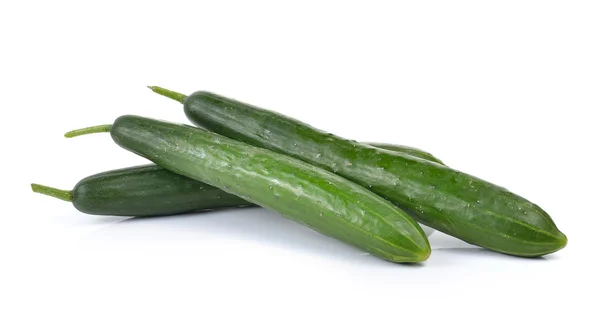 Verse komkommers geïsoleerd op witte achtergrond — Stockfoto