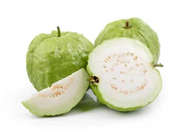 Гуава фрукты на белом фоне — стоковое фото