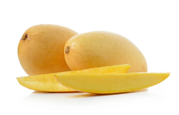 Mogen mango isolerad på vit bakgrund — Stockfoto