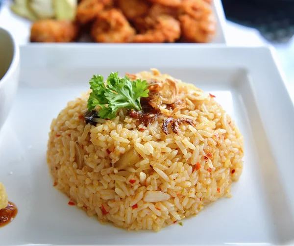 Gebratener Reis mit Gemüse und Spiegeleiern — Stockfoto