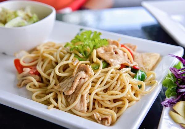 Spaghetti con maiale fritto in padella — Foto Stock